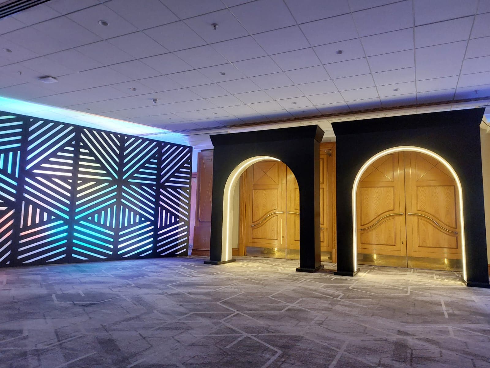 Geometric lighting installation for a live event